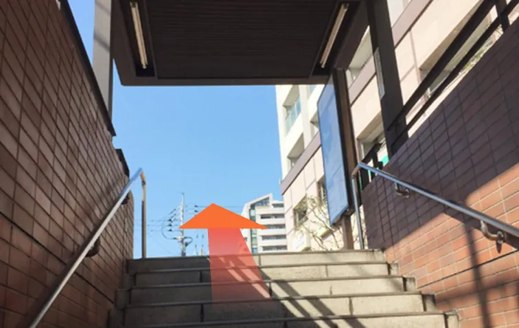 地下鉄 千代県庁口駅の3番出口から出ます。