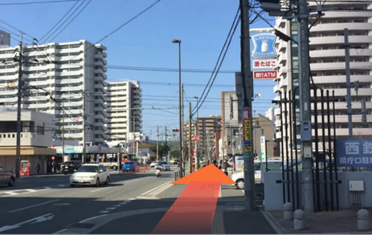 出口から出てそのまままっすぐ歩きます。右手にローソンが見えます。