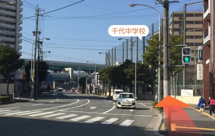 さらにまっすぐ歩きます。前方に千代中学校のグラウンドが見えます。