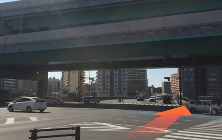 都市高速道路の交差点で、まっすぐ都市高速の向こう側に歩きます。千鳥橋が見えます。